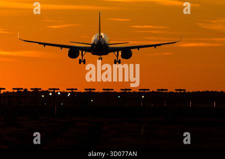 Flugzeug landet am Flughafen Arlanda in Stockholm, Schweden.Foto: Jonas Ekströmer / TT / Code 10030 dieser Text wird automatisch übersetzt Stockfoto