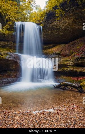 Langzeitaufnahme des Hasenreuter-Wasserfalls bei Scheidegg im Allgäu in Bayern. Der seidige Wasserfluss kaskadiert sanft Stockfoto