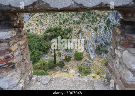 Kotor, 3. Juli 2021: Alte Festungsmauer in der Altstadt von Kotor, Montenegro Stockfoto
