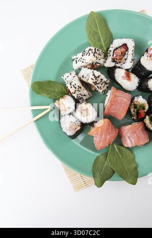 Verschiedene Arten von Maki Sushi, philadelphia, Maki, Lachs, Reis, Salat. Leckeres und gesundes Essen. Nahaufnahme von oben Stockfoto