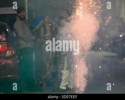 NOIDA, INDIEN - 20. OKTOBER: Menschen zünden ein Feuerwerk anlässlich des Lichterfestes Diwali am 20. Oktober 2025 in Noida, Indien. Foto: Sunil Ghosh/Hindustan Times Menschen feiern das Diwali Festival in ganz indien Stockfoto