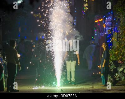 NOIDA, INDIEN - 20. OKTOBER: Menschen zünden ein Feuerwerk anlässlich des Lichterfestes Diwali am 20. Oktober 2025 in Noida, Indien. Foto: Sunil Ghosh/Hindustan Times Menschen feiern das Diwali Festival in ganz indien Stockfoto
