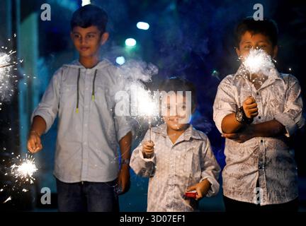 NOIDA, INDIEN - 20. OKTOBER: Menschen zünden ein Feuerwerk anlässlich des Lichterfestes Diwali am 20. Oktober 2025 in Noida, Indien. Foto: Sunil Ghosh/Hindustan Times Menschen feiern das Diwali Festival in ganz indien Stockfoto