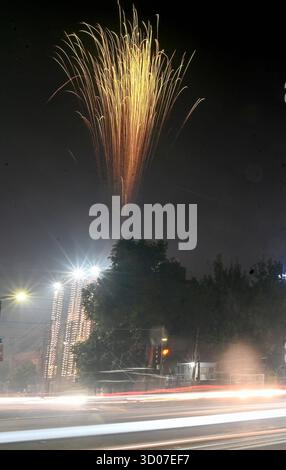 NOIDA, INDIEN - 20. OKTOBER: Menschen zünden ein Feuerwerk anlässlich des Lichterfestes Diwali am 20. Oktober 2025 in Noida, Indien. Foto: Sunil Ghosh/Hindustan Times Menschen feiern das Diwali Festival in ganz indien Stockfoto