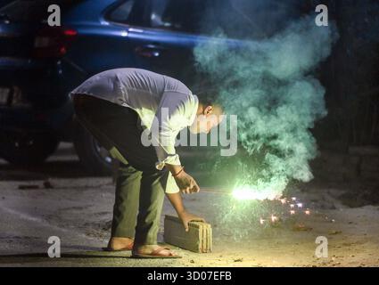 NOIDA, INDIEN - 20. OKTOBER: Menschen zünden ein Feuerwerk anlässlich des Lichterfestes Diwali am 20. Oktober 2025 in Noida, Indien. Foto: Sunil Ghosh/Hindustan Times Menschen feiern das Diwali Festival in ganz indien Stockfoto