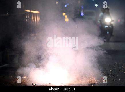 NOIDA, INDIEN - 20. OKTOBER: Menschen zünden ein Feuerwerk anlässlich des Lichterfestes Diwali am 20. Oktober 2025 in Noida, Indien. Foto: Sunil Ghosh/Hindustan Times Menschen feiern das Diwali Festival in ganz indien Stockfoto