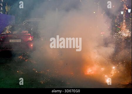 NOIDA, INDIEN - 20. OKTOBER: Menschen zünden ein Feuerwerk anlässlich des Lichterfestes Diwali am 20. Oktober 2025 in Noida, Indien. Foto: Sunil Ghosh/Hindustan Times Menschen feiern das Diwali Festival in ganz indien Stockfoto