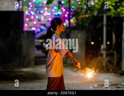 NOIDA, INDIEN - 20. OKTOBER: Menschen zünden ein Feuerwerk anlässlich des Lichterfestes Diwali am 20. Oktober 2025 in Noida, Indien. Foto: Sunil Ghosh/Hindustan Times Menschen feiern das Diwali Festival in ganz indien Stockfoto