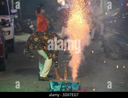 NOIDA, INDIEN - 20. OKTOBER: Menschen zünden ein Feuerwerk anlässlich des Lichterfestes Diwali am 20. Oktober 2025 in Noida, Indien. Foto: Sunil Ghosh/Hindustan Times Menschen feiern das Diwali Festival in ganz indien Stockfoto