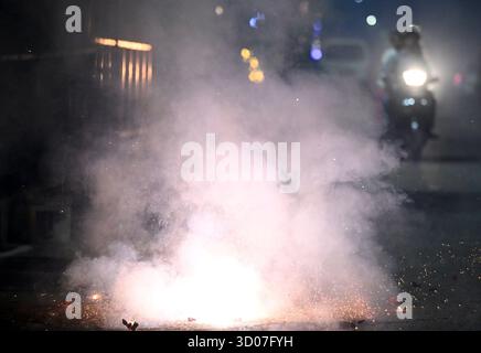 Neu-Delhi, Indien. Oktober 2025. NOIDA, INDIEN - 20. OKTOBER: Menschen zünden ein Feuerwerk anlässlich des Lichterfestes Diwali am 20. Oktober 2025 in Noida, Indien. (Foto: Sunil Ghosh/Hindustan Times/SIPA USA) Credit: SIPA USA/Alamy Live News Stockfoto