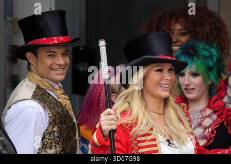 London, Vereinigtes Königreich. 21. Oktober 2025. Amanda Holden vor den Global Radio Studios in einem Ringmaster-Outfit mit Mitgliedern der Besetzung von Come Alive Circus Spectacular, die jetzt im Londoner Earls Court spielen. Stockfoto