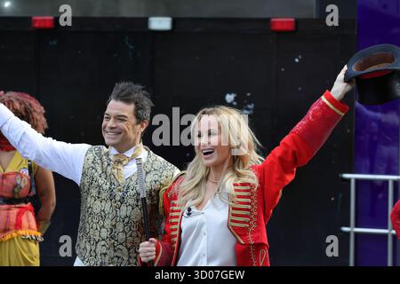 London, Vereinigtes Königreich. 21. Oktober 2025. Amanda Holden vor den Global Radio Studios in einem Ringmaster-Outfit mit Mitgliedern der Besetzung von Come Alive Circus Spectacular, die jetzt im Londoner Earls Court spielen. Stockfoto
