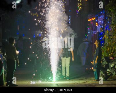 Neu-Delhi, Indien. Oktober 2025. NOIDA, INDIEN - 20. OKTOBER: Menschen zünden ein Feuerwerk anlässlich des Lichterfestes Diwali am 20. Oktober 2025 in Noida, Indien. (Foto: Sunil Ghosh/Hindustan Times/SIPA USA) Credit: SIPA USA/Alamy Live News Stockfoto