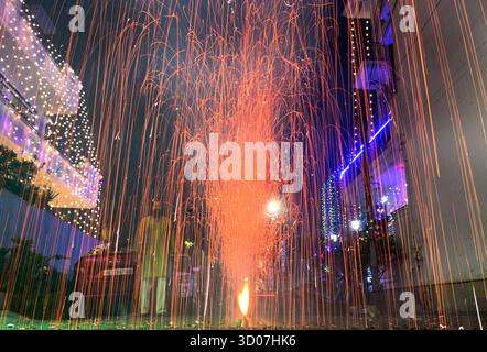 Neu-Delhi, Indien. Oktober 2025. NOIDA, INDIEN - 20. OKTOBER: Menschen zünden ein Feuerwerk anlässlich des Lichterfestes Diwali am 20. Oktober 2025 in Noida, Indien. (Foto: Sunil Ghosh/Hindustan Times/SIPA USA) Credit: SIPA USA/Alamy Live News Stockfoto