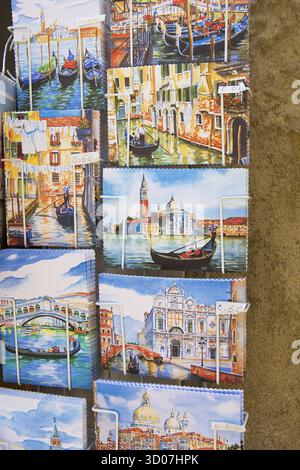Ansichtskarten im Buchladen am Wasser Alta Acqua Libreria in Venedig, Italien Stockfoto