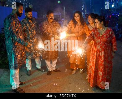 Neu-Delhi, Indien. Oktober 2025. NOIDA, INDIEN - 20. OKTOBER: Menschen zünden ein Feuerwerk anlässlich des Lichterfestes Diwali am 20. Oktober 2025 in Noida, Indien. (Foto: Sunil Ghosh/Hindustan Times/SIPA USA) Credit: SIPA USA/Alamy Live News Stockfoto
