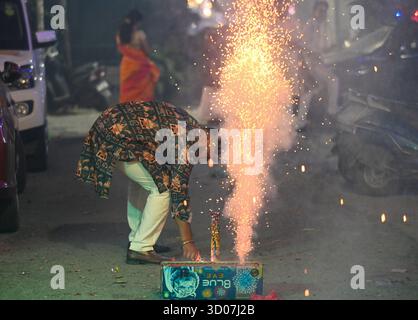Neu-Delhi, Indien. Oktober 2025. NOIDA, INDIEN - 20. OKTOBER: Menschen zünden ein Feuerwerk anlässlich des Lichterfestes Diwali am 20. Oktober 2025 in Noida, Indien. (Foto: Sunil Ghosh/Hindustan Times/SIPA USA) Credit: SIPA USA/Alamy Live News Stockfoto
