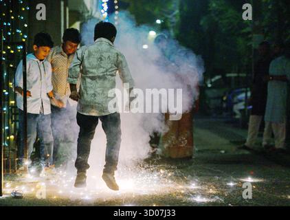 Neu-Delhi, Indien. Oktober 2025. NOIDA, INDIEN - 20. OKTOBER: Menschen zünden ein Feuerwerk anlässlich des Lichterfestes Diwali am 20. Oktober 2025 in Noida, Indien. (Foto: Sunil Ghosh/Hindustan Times/SIPA USA) Credit: SIPA USA/Alamy Live News Stockfoto