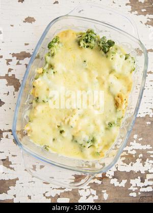 Köstlicher Brokkoli-Auflauf mit Käse und Sahne, Nahaufnahme Stockfoto