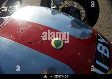 Die Nase des sehr frühen Lotus Seven Series 1. Nasenkonus aus poliertem Aluminium mit rotem Streifen. Lotus-Abzeichen. Drahträder. Stockfoto