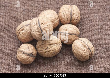 Walnüsse aus der Nähe auf dem Hintergrund der Sackleinen Stockfoto