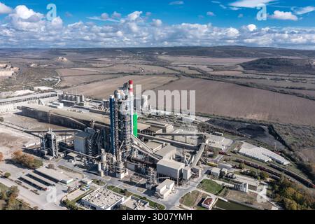 Aus der Vogelperspektive zum Zementwerk in der Nähe von Devnya, Varna, Bulgarien. Zementwerk Devnya Stockfoto