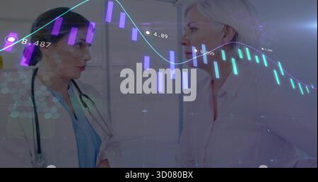 Arztin und reife Patientin, die digitale Akten in der Klinik mit Stethoskop überprüfen Stockfoto