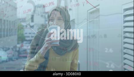 Frau mit grünem Hijab-Senf, der Kaffee aus einer Tasse auf dem Bürgersteig trinkt, mit Kartenüberlagerung Stockfoto