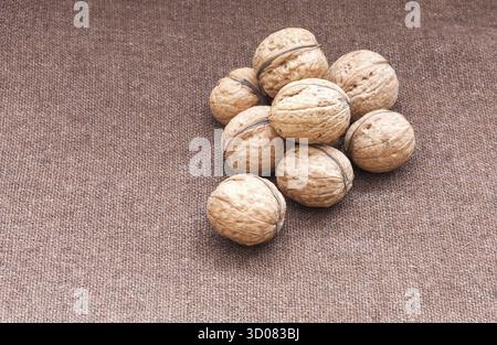 Walnüsse aus der Nähe auf dem Hintergrund der Sackleinen Stockfoto