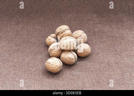 Walnüsse aus der Nähe auf dem Hintergrund der Sackleinen Stockfoto