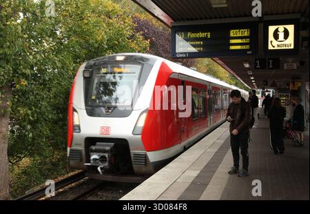 REKORDDATUM NICHT ANGEGEBEN eine S-Bahn der Linie S3 in Richtung Pinneberg fährt in der S-Bahnhof Elbgaustraße hinein. Eidelstedt Hamburg *** eine S-Bahn der Linie S3 in Richtung Pinneberg erreicht Eidelstedt Hamburg am S-Bahnhof Elbgaustraße. Stockfoto