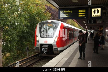 REKORDDATUM NICHT ANGEGEBEN eine S-Bahn der Linie S3 in Richtung Pinneberg fährt in der S-Bahnhof Elbgaustraße hinein. Eidelstedt Hamburg *** eine S-Bahn der Linie S3 in Richtung Pinneberg erreicht Eidelstedt Hamburg am S-Bahnhof Elbgaustraße. Stockfoto