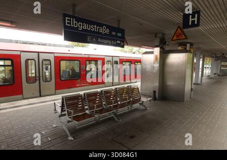 REKORDDATUM NICHT ANGEGEBEN eine S-Bahn hält im S-Bahnhof Elbgaustraße. Eidelstedt Hamburg *** eine S-Bahn hält an der Elbgaustraße Eidelstedt S-Bahn-Station Hamburg Stockfoto