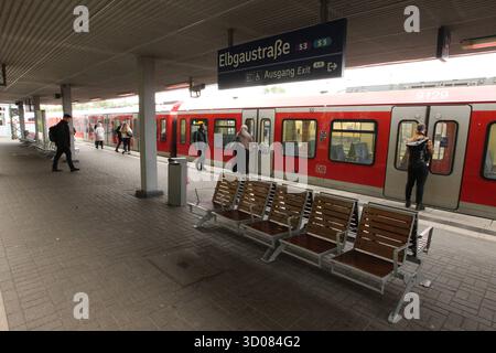 REKORDDATUM NICHT ANGEGEBEN eine S-Bahn hält im S-Bahnhof Elbgaustraße. Eidelstedt Hamburg *** eine S-Bahn hält an der Elbgaustraße Eidelstedt S-Bahn-Station Hamburg Stockfoto