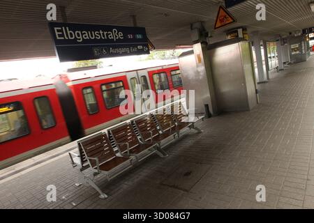REKORDDATUM NICHT ANGEGEBEN eine S-Bahn fährt aus dem S-Bahnhof Elbgaustraße hinaus. Eidelstedt Hamburg *** eine S-Bahn verlässt den S-Bahnhof Elbgaustraße von Eidelstedt Hamburg Stockfoto