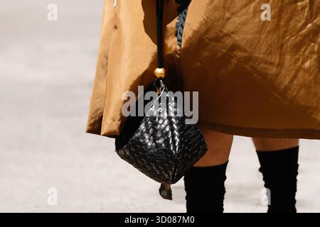 Mailand, Italien - 17. Juni 2023: Frau trägt eine schwarze Tasche von Bottega Veneta. Modisches Outfit Stockfoto