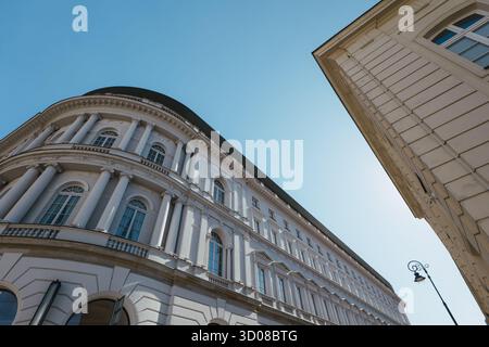 Warsawa, Polen - 2. Juli 2025: Das Raffles Europejski Hotel in der Krakowskie-Przedmieście-Straße. Die schöne, helle, monochromatische Fassade des Gebäudes Stockfoto