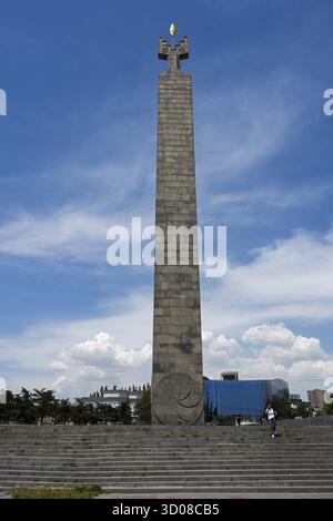 Hohe Steinsäule mit symbolisch verzierter Spitze unter blauem Himmel, Gedenkstätte für 50 Jahre Sowjetarmenien, Jerewan, Jerewan, Jerewan, Armenien Stockfoto