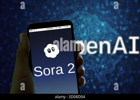 Barcelona, Spanien. Oktober 2025. In dieser Fotoabbildung ist das Logo der generativen Video-Social-Media-App Sora 2 von Open AI auf einem Mobiltelefon-Display zu sehen. (Foto: Davide Bonaldo/SIPA USA) Credit: SIPA USA/Alamy Live News Stockfoto