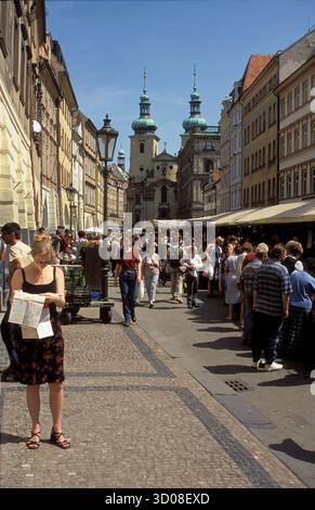 Prag, Tschechische Republik – 23. MAI 2001: Touristen auf einem Stadtspaziergang im Zentrum von Prag. Alte Gebäude, Kirchen und Straßenmarkt. Nicht identifizierte Personen, edi Stockfoto