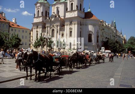 Prag, Tschechische Republik – 23. MAI 2001: Gebäude rund um den Altstädter Ring und Pferdekutsche warten auf Touristen. Nicht identifizierte Menschen, Touristen. Ed Stockfoto