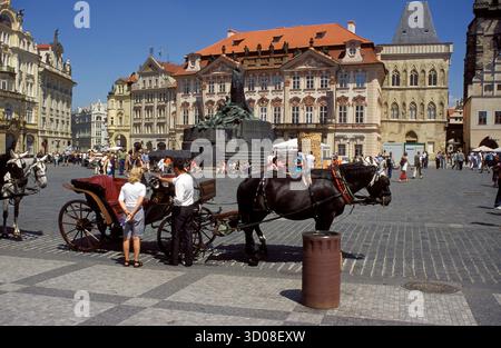 Prag, Tschechische Republik – 23. MAI 2001: Gebäude rund um den Altstädter Ring und Pferdekutsche warten auf Touristen. Nicht identifizierte Menschen, Touristen. Ed Stockfoto