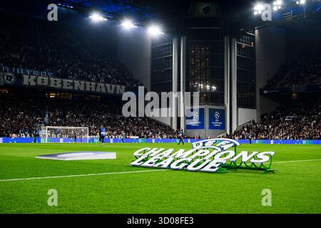 UEFA Champions League-Logo opsætning. Sektion 12 - København i baggrunden. Champions League - Ligapiase - FC København mod Borussia Dortmund - 21 Stockfoto