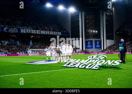UEFA Champions League-Logo opsætning. Sektion 12 - København i baggrunden. FCK Holdfoto... Champions League - Ligapiase - FC København mod Borussi Stockfoto