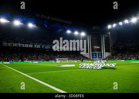 UEFA Champions League-Logo opsætning. Sektion 12 - København i baggrunden. Champions League - Ligapiase - FC København mod Borussia Dortmund - 21 Stockfoto