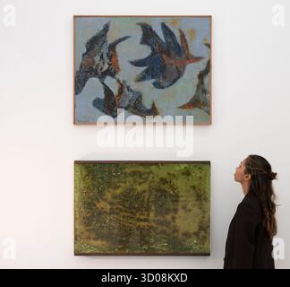 Elizabeth Xi Bauer Galerie, London, Großbritannien. Oktober 2025. Ausstellung mit Arbeiten von Jandyra Waters (Brasilien, 1921-2025) und Theodore Ereira-Guyer (Großbritannien, geb. 1990), die bis zum 25. November laufen. Die Prämisse dieser Ausstellung lenkt die Aufmerksamkeit auf die Verwandtschaften beider Künstler in wichtigen Momenten ihrer Karriere. Bild: Werke von Jandrta Waters; Werke von Theodore Ereira-Guyer. Quelle: Malcolm Park/Alamy Live News Stockfoto