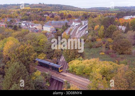 DORKING, SURREY, Großbritannien – 18. OKTOBER 2025: Aerial View of Two Railway Lines Crossing in der Nähe von Dorking Station, Surrey, England Stockfoto