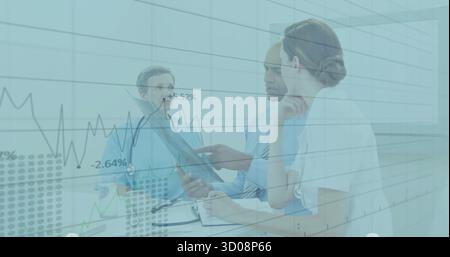 Überprüfung von drei Ärzten, die Liniendiagramme im Besprechungsraum des Krankenhauses analysieren, mit Clipboards Stethoskop Stockfoto