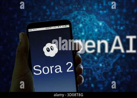 Spanien. November 2021. In dieser Fotoabbildung wird das Logo der generativen Video-Social-Media-App Sora 2 von Open AI auf einem Smartphone angezeigt. Quelle: SOPA Images Limited/Alamy Live News Stockfoto