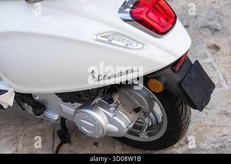 Istanbul, Türkei - 14. August 2025: Ein stylischer weißer Vespa-Roller, der von hinten gezeigt wird und das Motorgehäuse, das Rücklicht und das Hinterrad hervorhebt. Pe Stockfoto